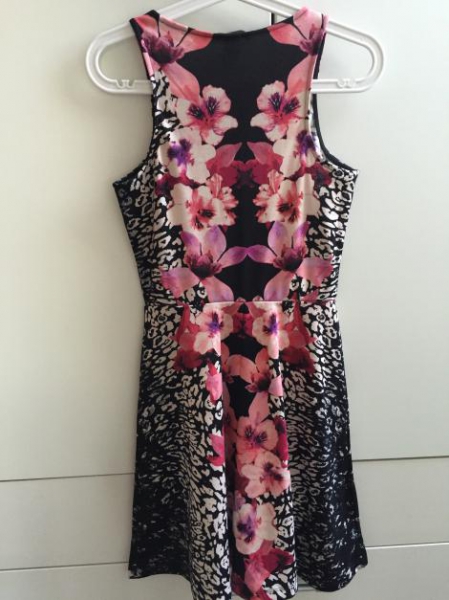 NEU!! Schickes kurzes Kleid, cooles Muster