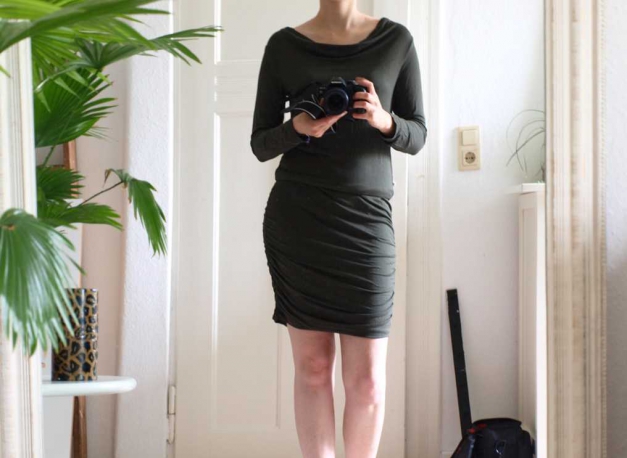 Kleid mit Wasserfallausschnitt