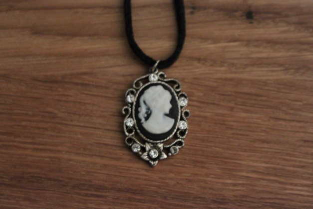  schwarze Kette mit Anhänger