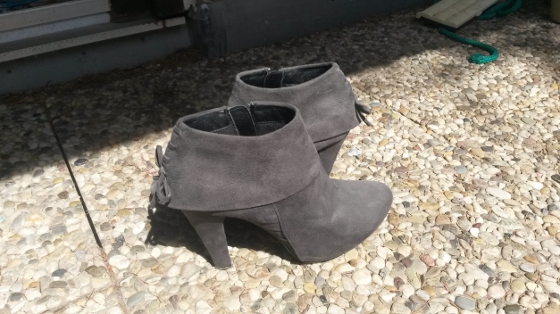 Stiefeletten in Wildlederoptik mit hohen Absatz