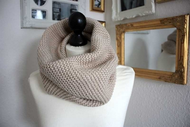  schöner flauschiger Loop in beige aus Strick