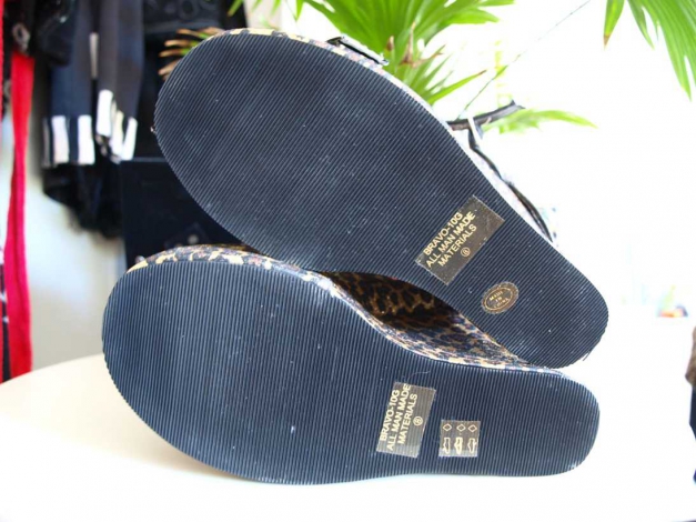 Wedges mit schimmerndem Leomuster