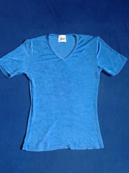 Enges blaues T-Shirt