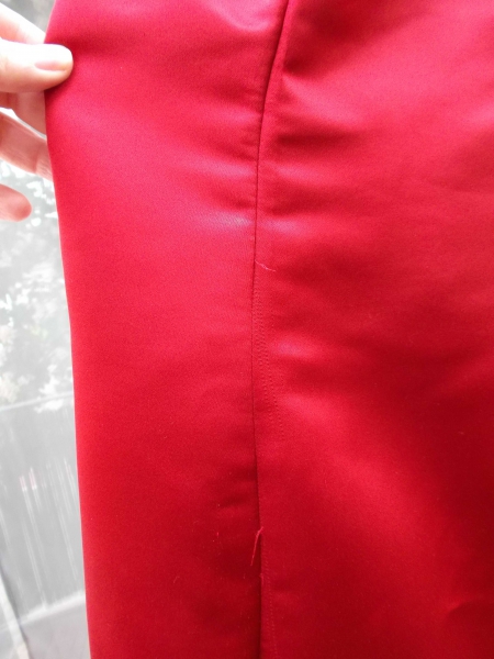rotes glänzendes Partykleid