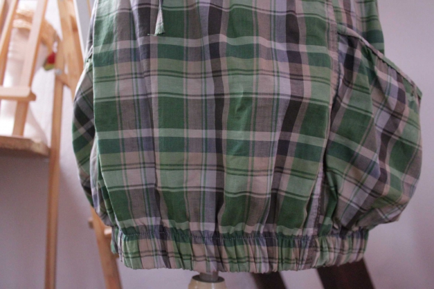  grün, graues Kleid mit Schnürung an der Taille