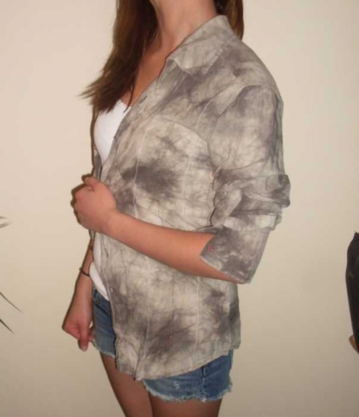 hellbraune bluse in batikoptik
