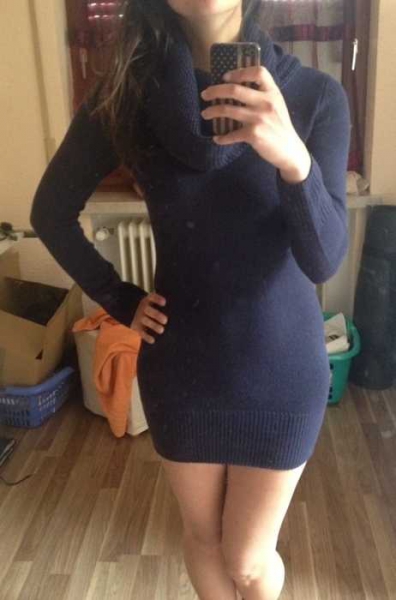dunkelblaues Strickkleid