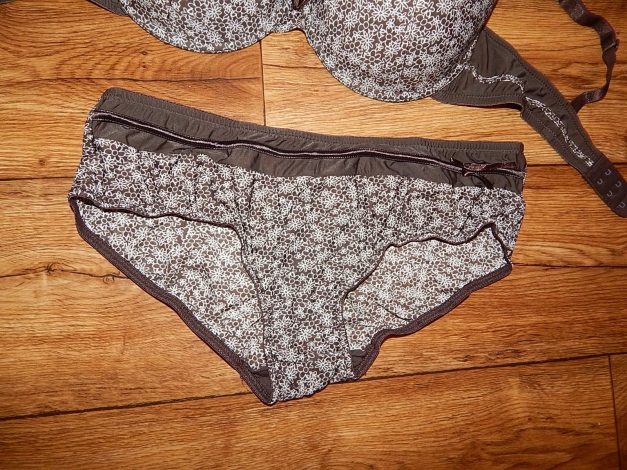 Hübsche moderne Wäsche Gr. 80 C und Slip Gr. 40 Dunkelbraun w Schleifchen