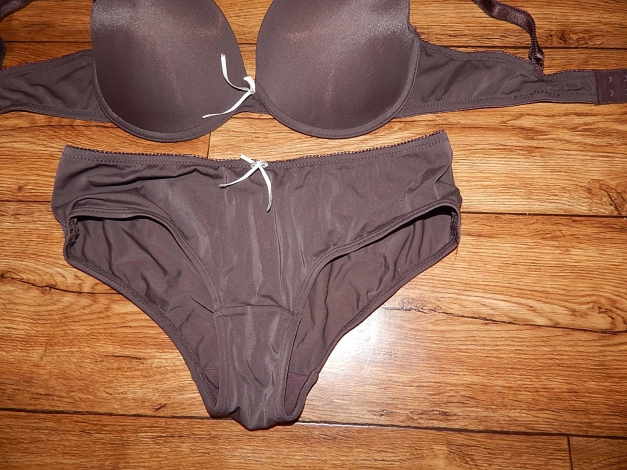 Hübsche moderne Wäsche Gr. 80 C und Slip Gr. 40 Dunkelbraun Schleifchen Sammler