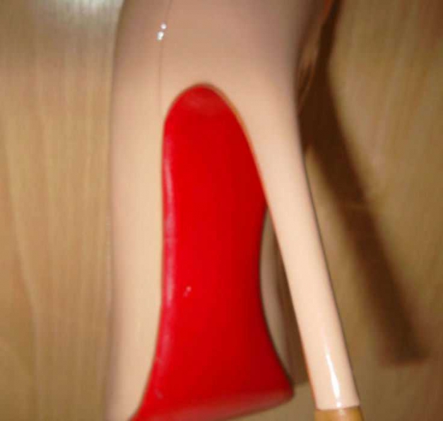 Super schöne High Heels in Nude mit Rote Sohle 