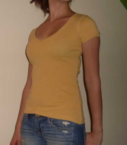 gelbes t-shirt (v-ausschnitt)