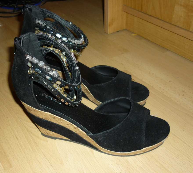 Hohe Wedges mit Edelsteinen