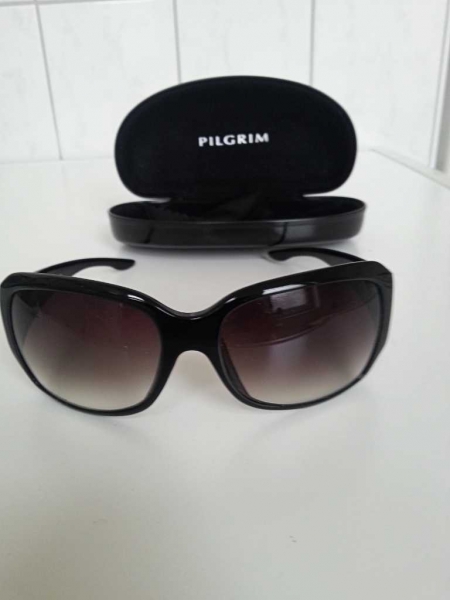 Pilgrim schwarze Sonnenbrille mit fließend schwarz getönten Gläsern und strassbesetzten breiten Bügeln