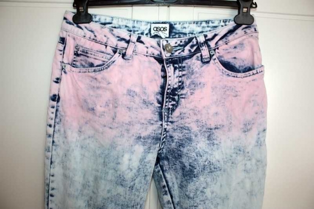 tolle und ausgefallene Statement Hipster Blogger Ombre-Jeans mit Farbverlauf in rosa und hellem blau