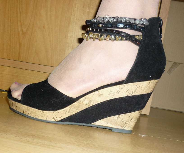 Hohe Wedges mit Edelsteinen