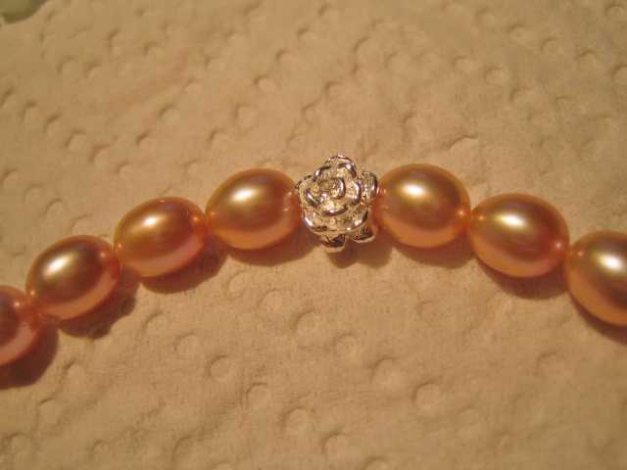 Armband Süßwasserperlen oval 6-7mm lachsfarben mit Rose 925er Silber