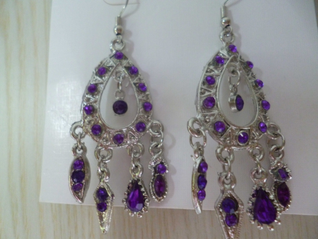 Ohrhänger mit lila Stein. Modeschmuck. Donna 