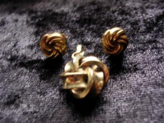 Ohrstecker und Kettenahänger in Knotenform