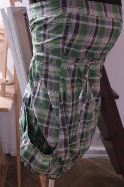  grün, graues Kleid mit Schnürung an der Taille