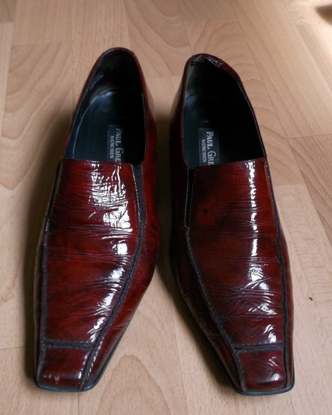 dunkelrote Slipper