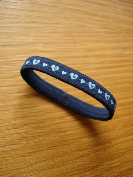 textiles Armband mit Herzchen