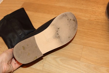selten getragene schwarze Übergangsstiefel