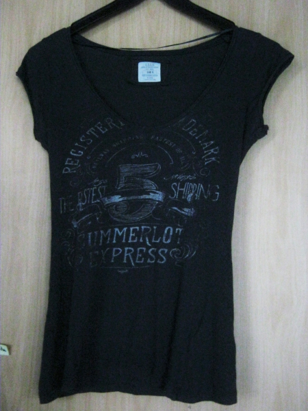 Lässiges T-Shirt mit V-Ausschnitt