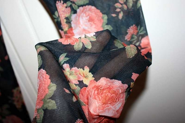 romantisch verspielte und leicht transparente Blümchen-Leggings