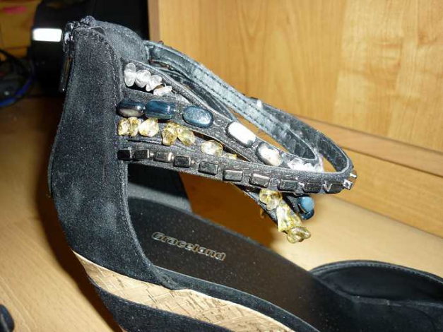 Hohe Wedges mit Edelsteinen