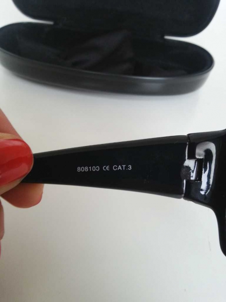 Pilgrim schwarze Sonnenbrille mit fließend schwarz getönten Gläsern und strassbesetzten breiten Bügeln
