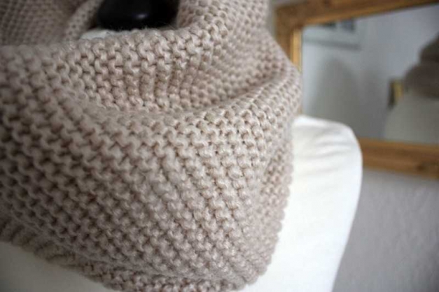 schöner flauschiger Loop in beige aus Strick