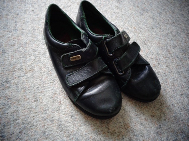 Kinderschuhe Gr. 30, Halbschuhe 8,00 Euro, Stiefel 6,00 Euro