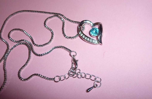 Herz Kette mit Glitzersteinen.