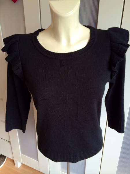 Schwarzer Pulli mit Flatterärmel 
