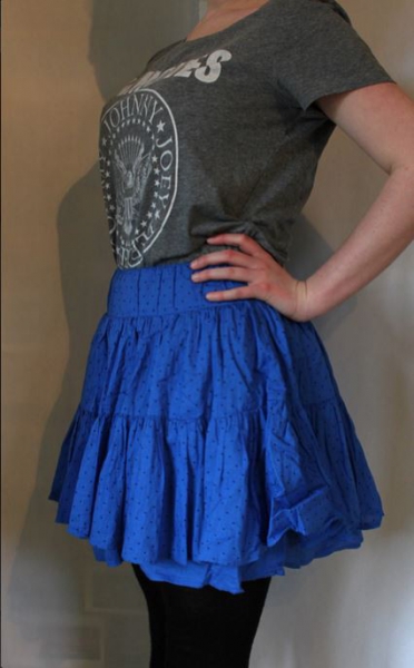 Blauer Minirock mit schwarzen Punkten