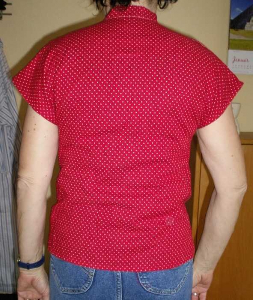 Rote Bluse mit weißen Sternchen als Muster und Knöpfe