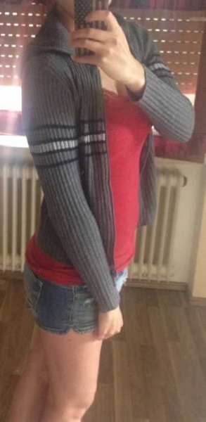 graue Strickjacke