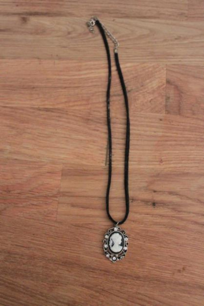  schwarze Kette mit Anhänger