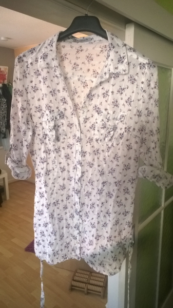 Weiße Tunika mit Blumenmuster