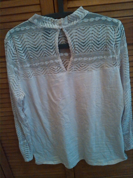Nude farbenes Langarmshirt mit Spitze und Kragen 