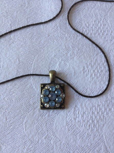 Schöne Kette in Altgold mit süßem Anhänger