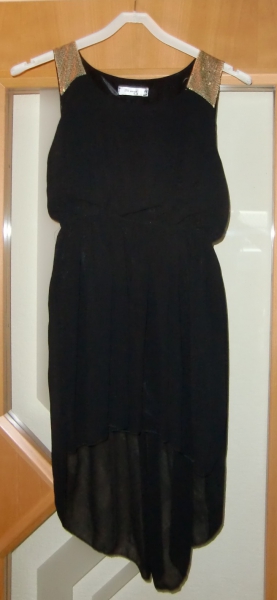 Schwarzes Kleid mit Pailletten an den Schultern
