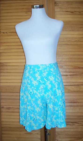 VINTAGE// Weiter Hosenrock gemustert mit Blumen gecrinkelt plissiert high-waist