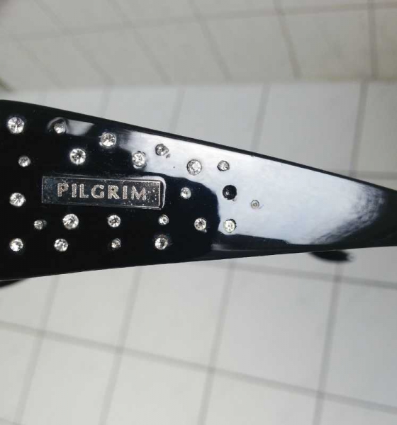 Pilgrim schwarze Sonnenbrille mit fließend schwarz getönten Gläsern und strassbesetzten breiten Bügeln