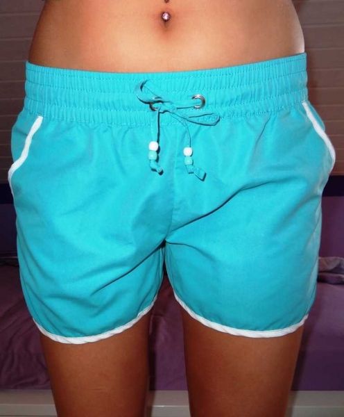 Coole türkise Sporthose, Sommerhose, kurze Hose, Hotpants