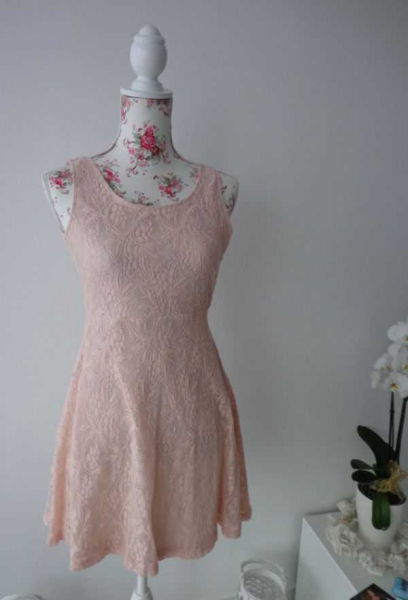 Spitzenkleid in nude/rosé