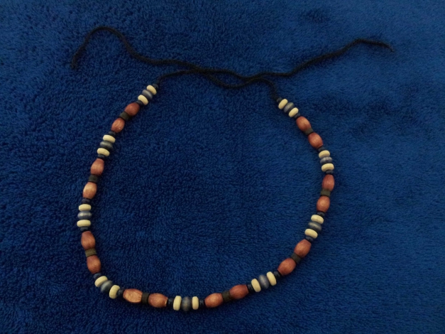  Kette aus Holzperlen zu umbinden