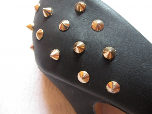 schwarze High Heels mit goldenen Nieten