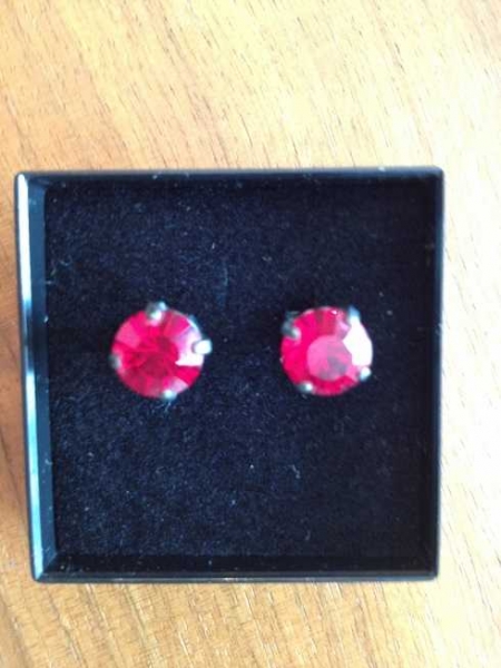 Swarovski / Ohrstecker mit funkelndem roten Stein