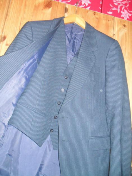 dunkelblauer Dreiteiler